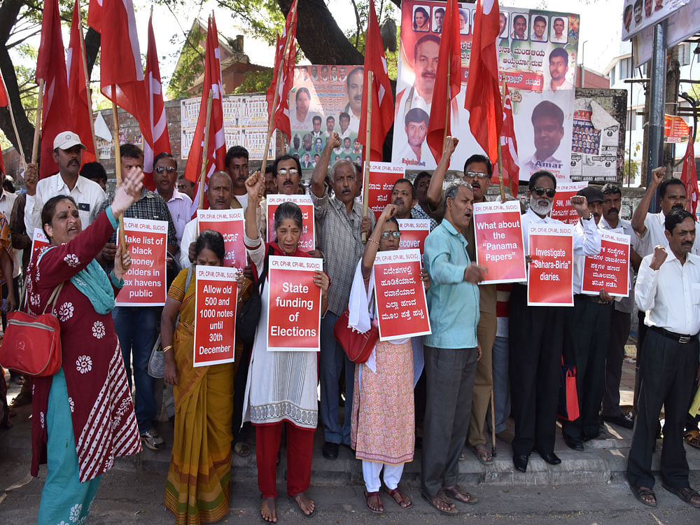 Members of Communist Party of India (CPI) staging protest against central government withdraw Rs 500 and 1000 notes at SBM Circle in Bengaluru on Monday. DH photo