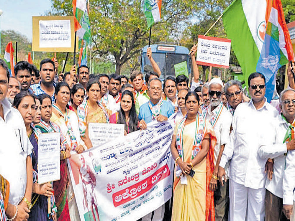 Congress leaders and workers observe 'Aakrosh Diwas', highlighting the problems faced by the public due to  demonetisation of currency notes, in Mandya on Monday.