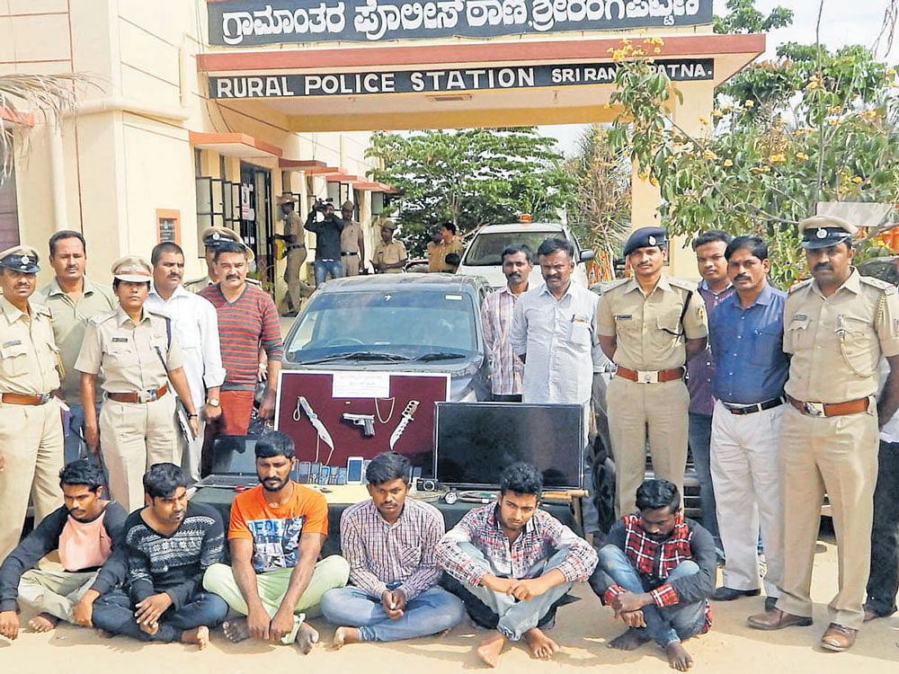 Srirangapatna police present to media the gang of six highway robbers, including rowdy Bombay Saleem, which was involved in looting the travellers by setting up honey traps.