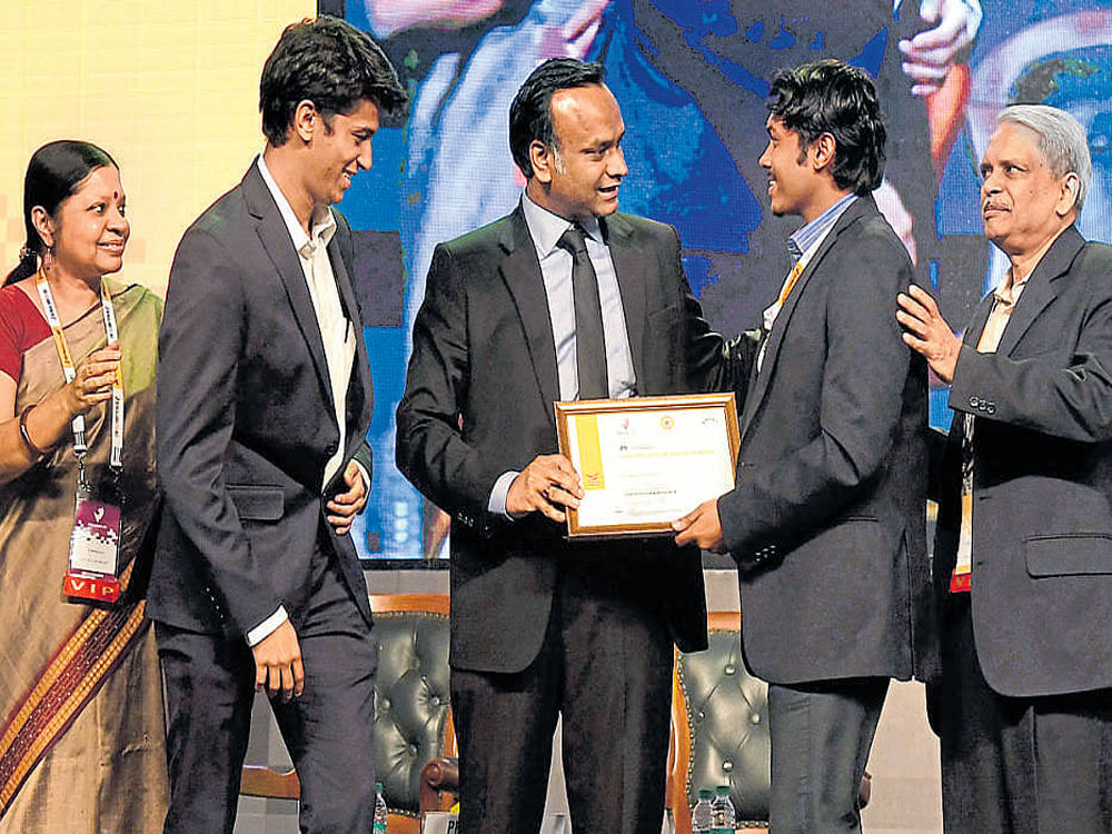 Founder of 5C Network (India) Pvt Ltd Kalyan (second from right) and Ashish (second from left) were awarded best  startup Karnataka top 25 awards at the BengaluruITE.biz 2016 under IT/ITES category by IT-BT Minister Priyank Kharge. Infosys co-founder Kris Gopalakrishnan (right),  Principal Secretary to IT-BT Department V Manjula look on. DH