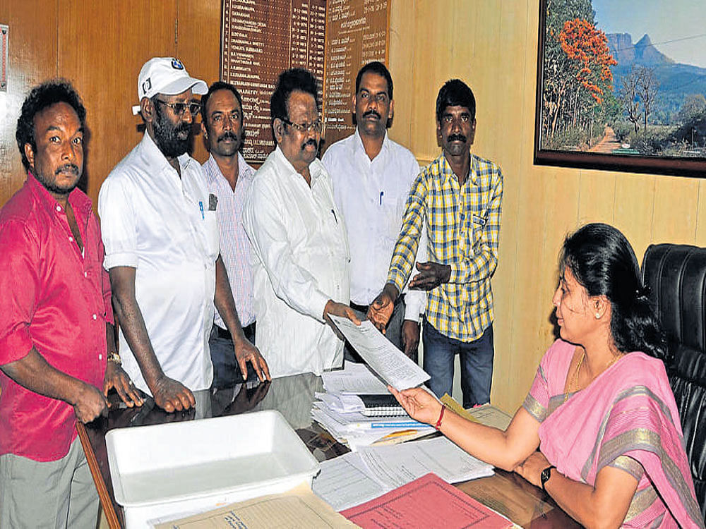 Office-bearers of Karnataka Estate Labour Union submit  a memorandum to Additional Deputy Commissioner  M&#8200;L&#8200;Vaishali in Chikkamagaluru recently. DH photo