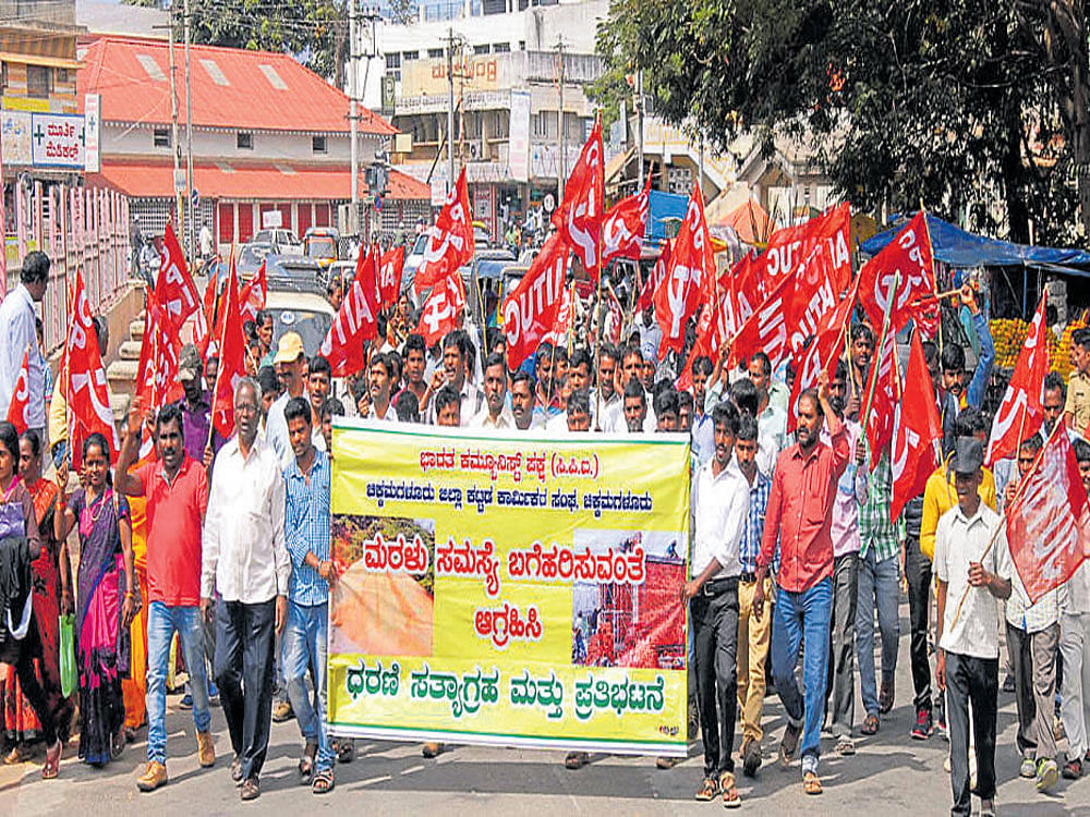 CPI activists and members of construction workers association on Thursday staged protest in front of the deputy commissioner's office in Chikkamagaluru. DH photo