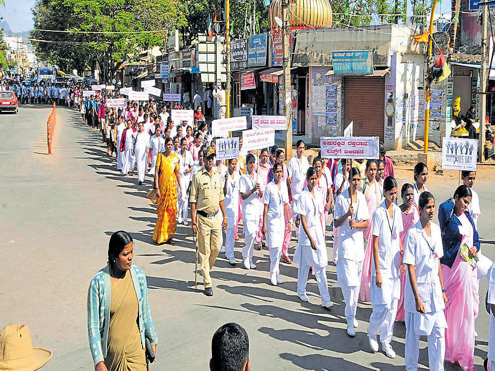 Students take out an awareness rally against AIDS in Chikkamagaluru on Thursday. DH photo