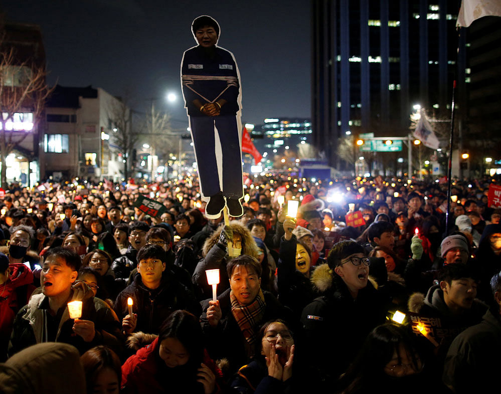 People march toward the Presidential Blue House during a protest calling for South Korean President Park Geun-hye to step down in central Seoul. Reuters Photo