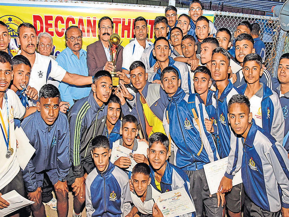 Rashtriya Military School, winners in the boys' section of the Deccan Athletic Club'sWeekendmeet, with chief guestUdayK Prabhu and organising secretary Anantharaju in Bengaluru on Sunday. DH PHOTO