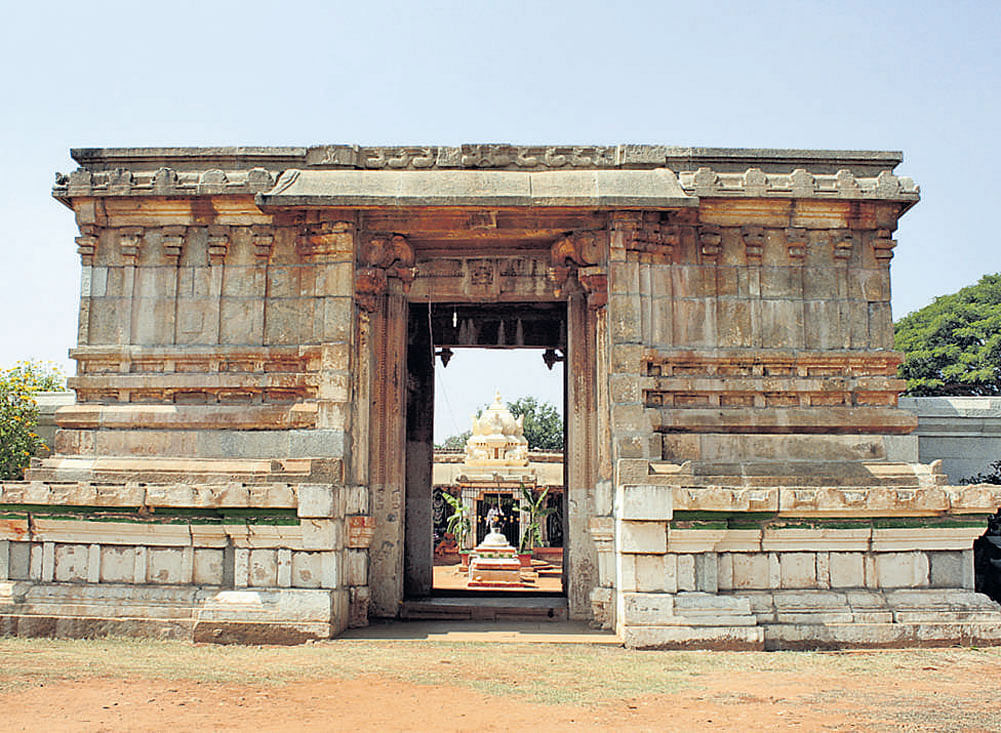 The main entrance of Thriyambakeshwara Temple. Photo by author