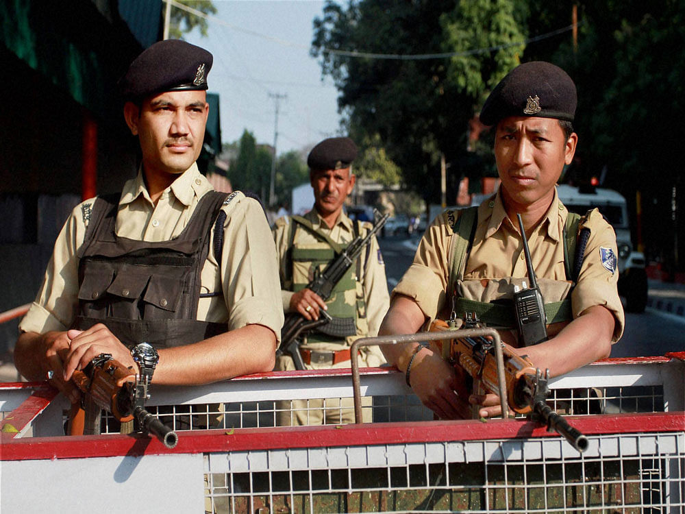 A week before US Secretary of Defence Ashton Carter's India visit on December 8, the Defence Ministry had signed the Letter of Acceptance to purchase 145 M777 guns through the foreign military sales route. The countdown to the delivery has already begun as BAE Systems is to supply the first one within six months, sources said.  PTI file photo