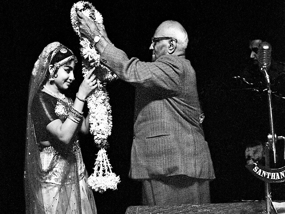 Mysore Governor V V Giri places a garland on the young Jayalalithaa at a programme organised by HMT in Bangalore