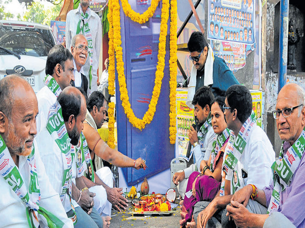 Protesters perform 'thithi' (death ceremony) of adummy ATM at Mysore Bank Circle.