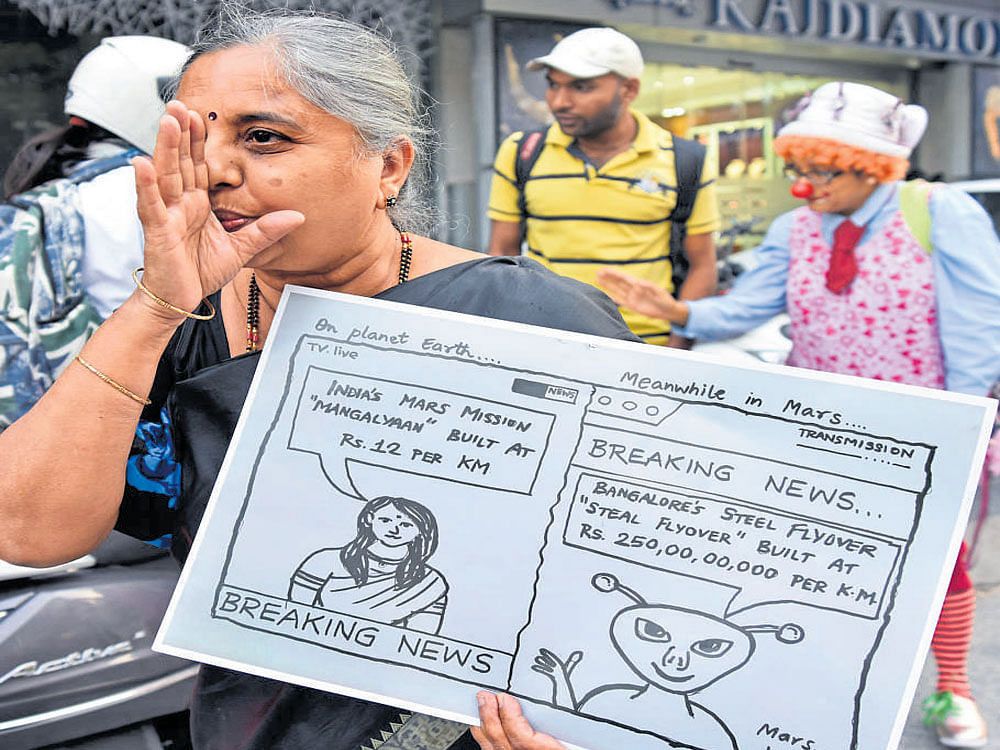 Volunteers of Citizens for Bengaluru perform the freeze mob demonstration - #ChukuBukuBeku - on MG Road on Friday to raise awareness on the need for a commuter train network in Bengaluru. dh Photo