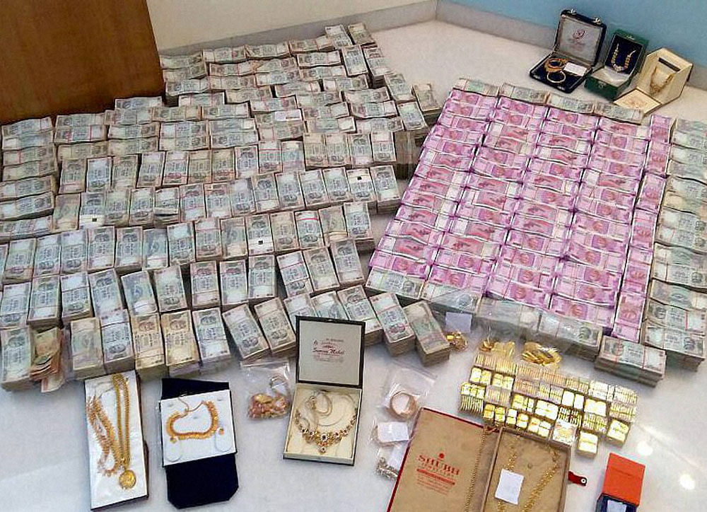 I-T department seized Rs 5.7 cr cash in new notes, 32kg bullion and jewelery and Rs 90 lakh old notes from a bathroom safe of a hawala dealer in Karnataka's Chitradurga district on Saturday. PTI Photo