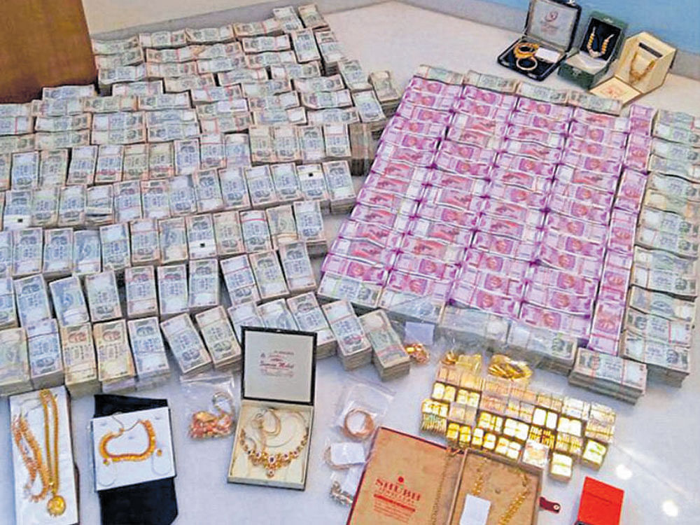 Cash and jewellery seized during I-T raids in Hubballi and Chitradurga districts.