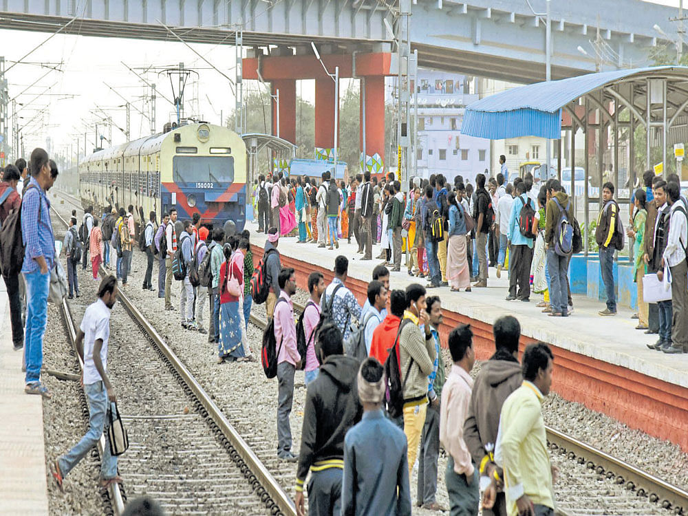 Boarding the available trains at the halt station, many alight at Baiyappanahalli to take the Metro. Many others proceed on the passenger trains to the city railway station.DH Photo.B&#8200;H&#8200;Shivakumar