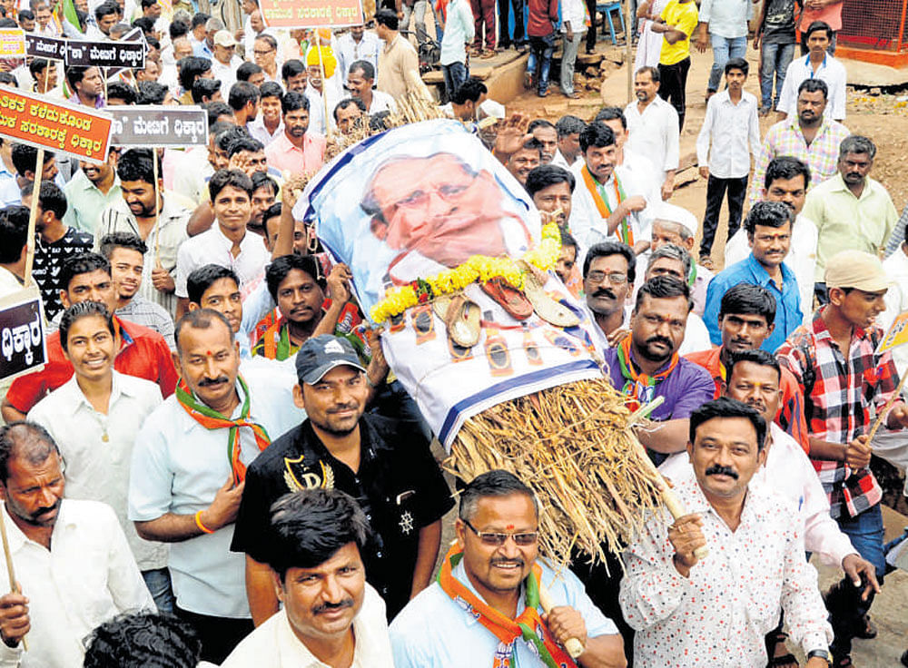 BJP workers take out a mock funeral procession of former minister H&#8200;Y&#8200;Meti in Bagalkot on Wednesday.