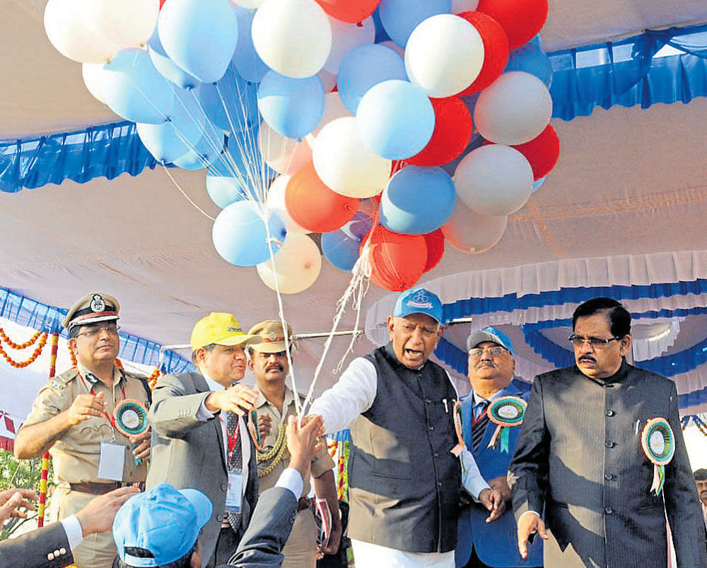 Governor Vajubhai Vala releases balloons into the air to inaugurate the 60th All India Police Duty Meet at Karnataka Police Academy in Mysuru on Monday. Home Minister G Parameshwara and senior police officers are seen. dh photo
