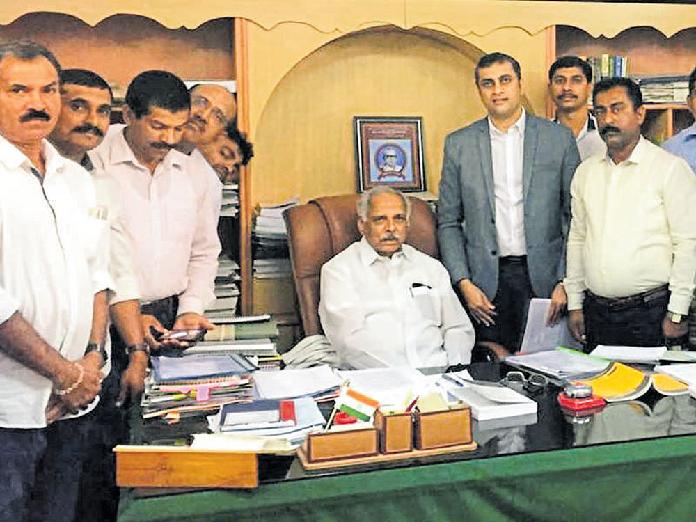 A section of Akrama Sakrama applicants from Kodagu district met Revenue Minister Kagodu Thimmappa in Bengaluru recently.