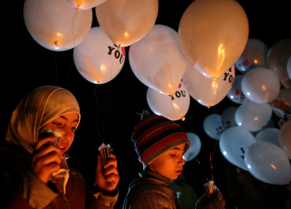 Children carry balloons before releasing them towards damascus city, on the first day of the truce, marking the end of the year and also to send a message that civil activity will continue in the rebel held Jobar, a suburb of Damascus, Syria December 30, 2016. Picture taken December 30, 2016. REUTERS