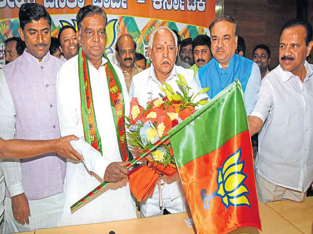 BJP state president B S Yeddyurappa welcomes V Srinivas Prasad into the party in Bengaluru on Monday. (Fromleft) Senior BJP leaders P Muralidhar Rao, Ananth Kumar and D V Sadananda Gowda are seen. DH PHOTO