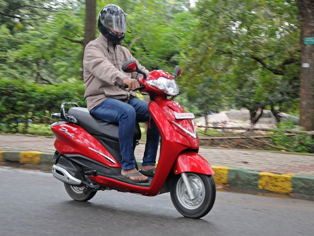Scooter sales which are urban-centric were also down 1.85 per cent at 3,88,692 units as against 3,96,024 units in November 2015. DH File Photo.