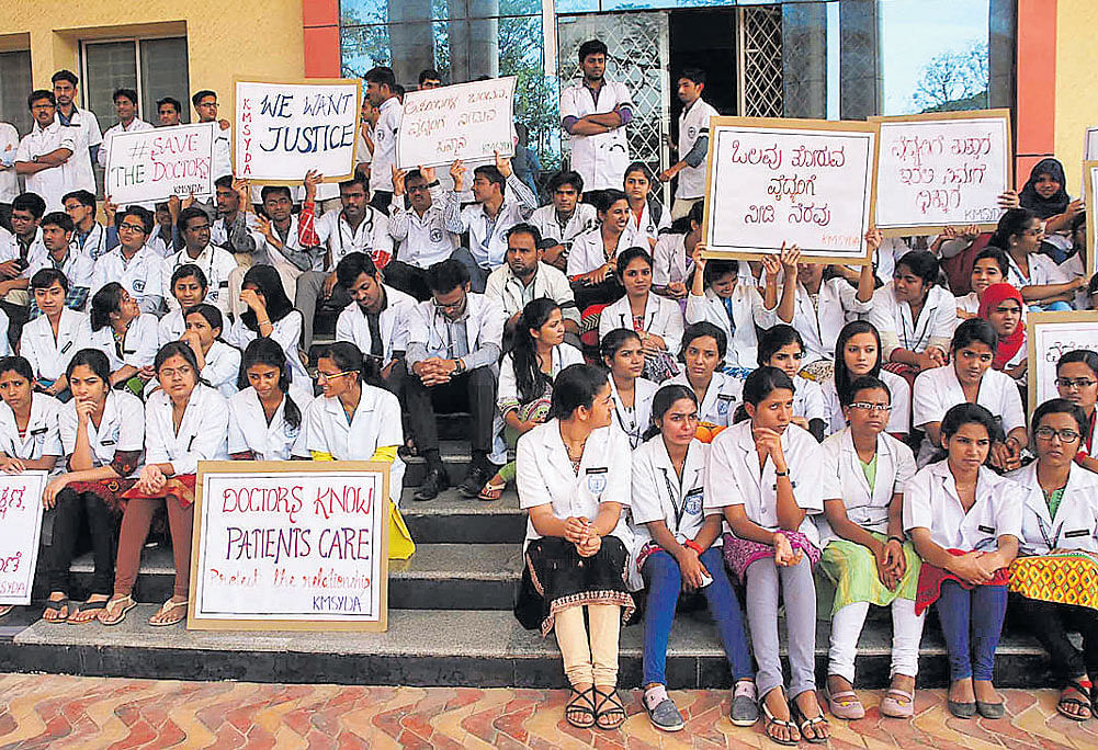 Junior doctors continue their protest for the fourth day at Hassan Institute of Medical Sciences (HIMS) on Wednesday condemning the recent attack on doctors by the relatives of an accident victim. DH photo