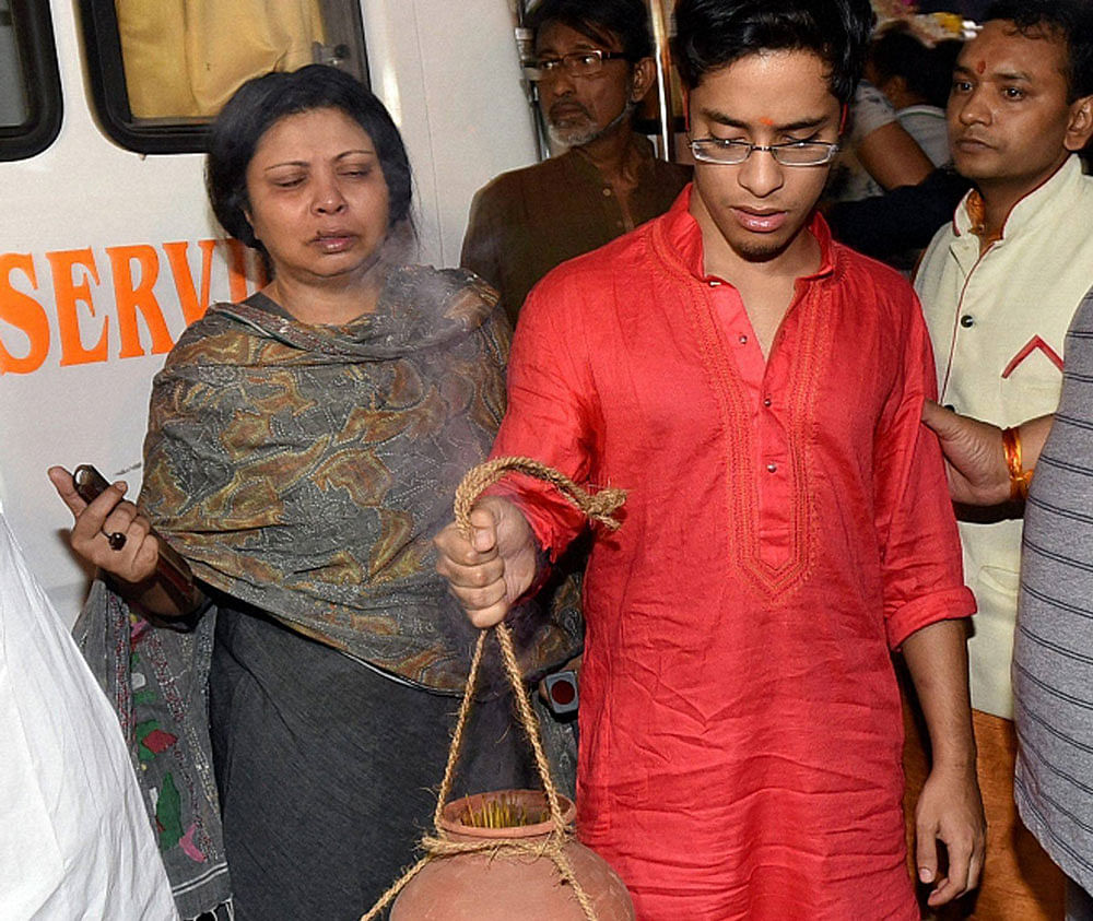 Om Puri's wife Nandita and son Ishaan perform the last rites of the actor. DH PHOTO