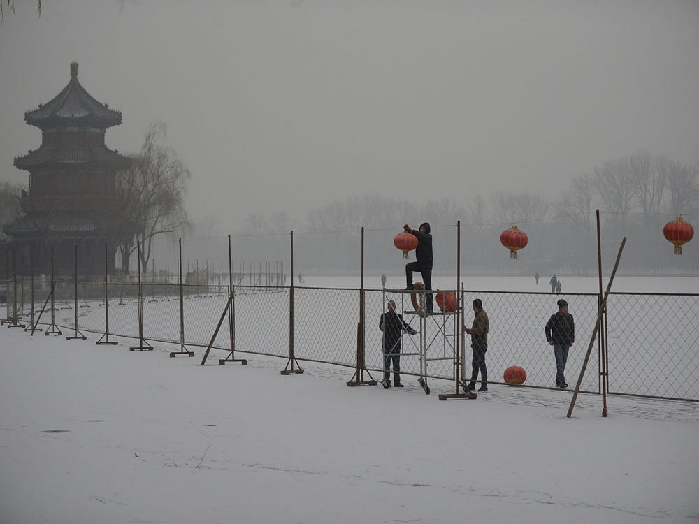 People hang lanterns at Houhai lake during a polluted day in Beijing. Reuters photo