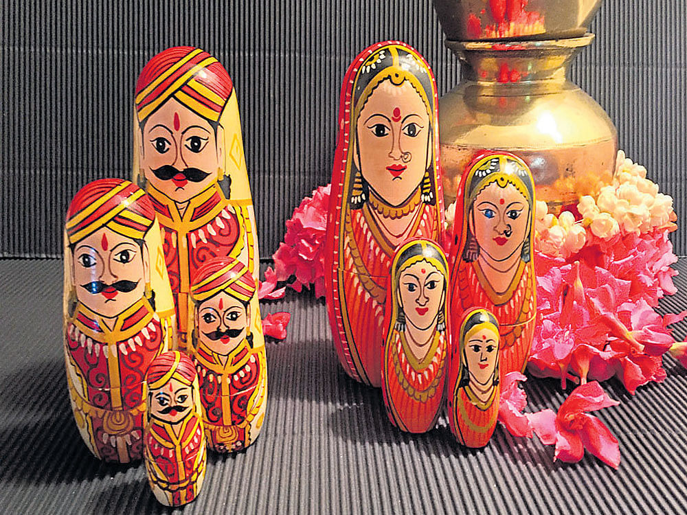CUTE Handcrafted 'raja rani' mathrushka nesting dolls.
