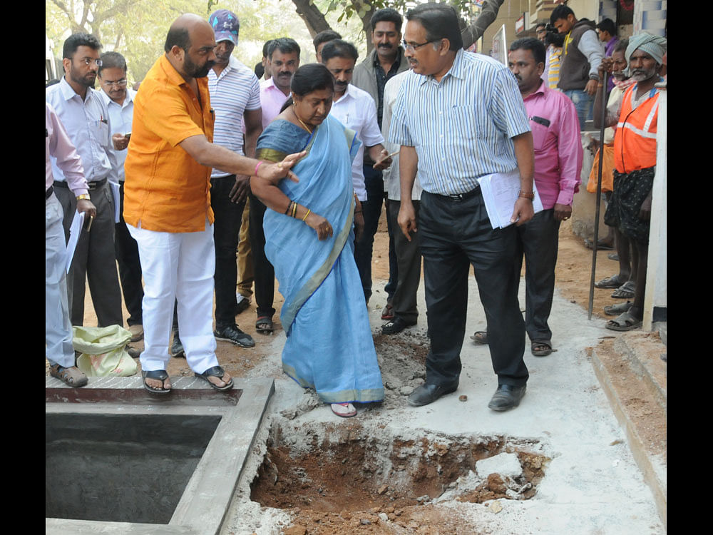 Mayor Padmavathi and BBMP  officials inspect TenderSURE work on M C Modi Hospital Road on Wednesday. dh photo