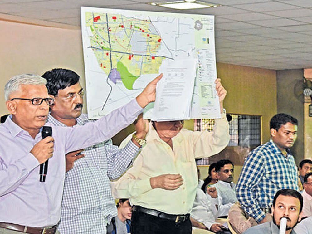 Venugopal A N, secretary, LIC-Jeevan Bimanagar residents' welfare association, speaks at the fourth public consultation meeting on the draft master plan-2031 for Bengaluru  organised by the Bangalore Development Authority and  the Bruhat Bengaluru Mahanagara Palike in the city on Wednesday. dh Photo