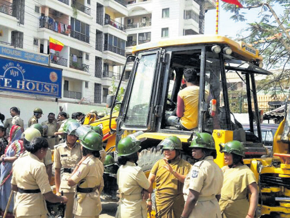 Residents of the Shriram White House protest against the BBMP's demolition drive in R T Nagar on Thursday. DH Photo