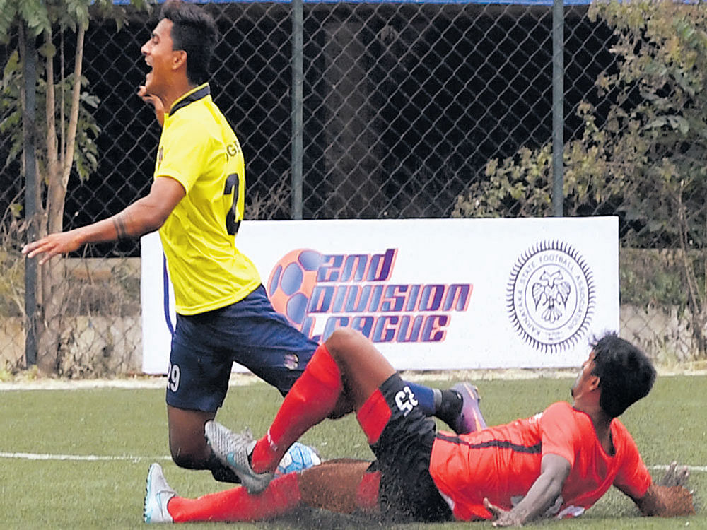 TAKing DOWN Srikanth Ramu (right) of Ozone FC Bengaluru tackles Yogesh Kadam of Kenkre FC at the Bangalore Football Stadium on Saturday. DH PHOTO