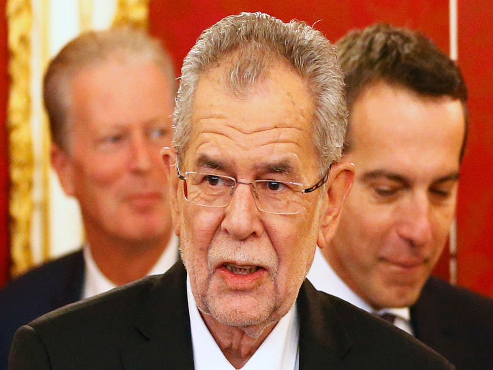 Austria's President Alexander Van der Bellen (C) walks in front of Chancellor Christian Kern (L) and Vice Chancellor Reinhold Mitterlehner on his first day in office at Hofburg palace in Vienna, Austria, January 26, 2017. REUTERS Photo