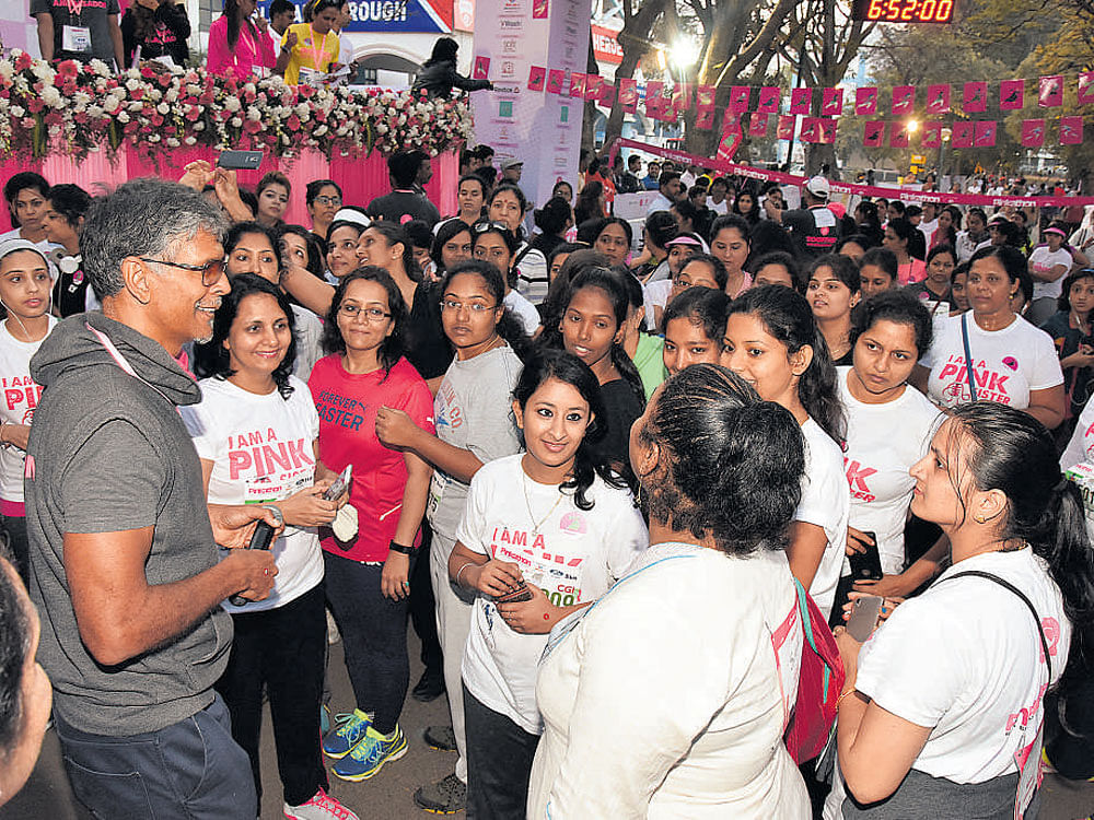 Milind Soman interacting with the runners.