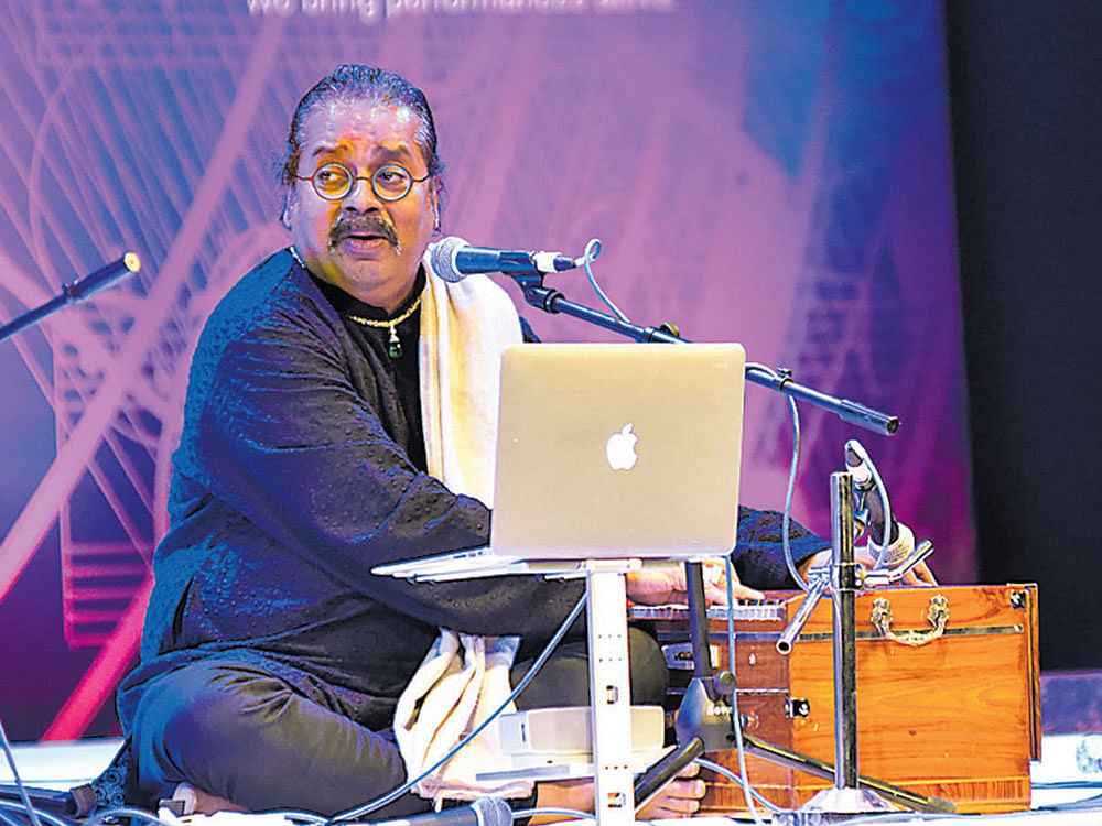 Singer Hariharan enthralling the audience.