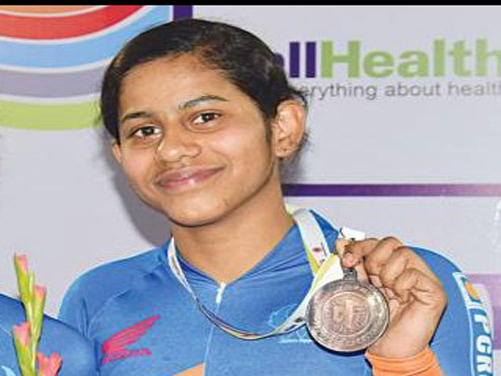 Kerala girl Aleena bagged the bronze medal in the junior women 500m time trial event after clocking 37.439 seconds to add to her first bronze, which she had won in the team sprint on the opening day yesterday at the Indira Gandhi Indoor Stadium velodrome. Image courtesy Twitter.