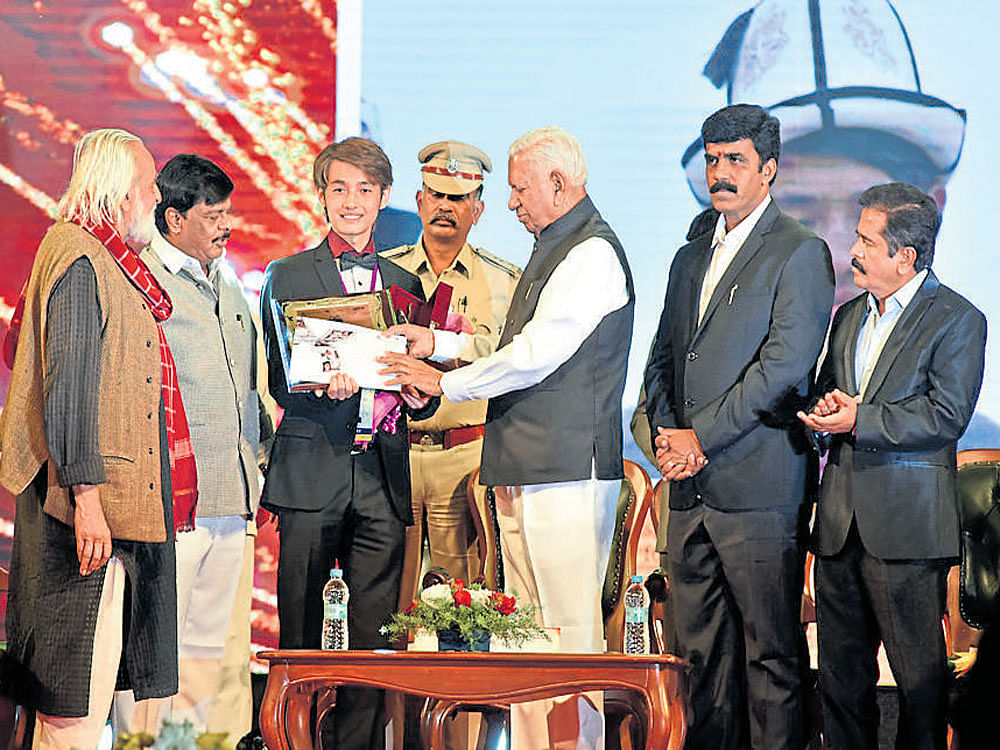 Governor Vajubhai Vala presents the award to an artiste of the Albanian film 'A Father's Mill', which won the award in the Asian Cinema category, during the valedictory ceremony of the ninth edition of Bengaluru International Film Festival (Biffes) 2017, on the premises of Mysuru Palace in Mysuru on Thursday. Dh photo