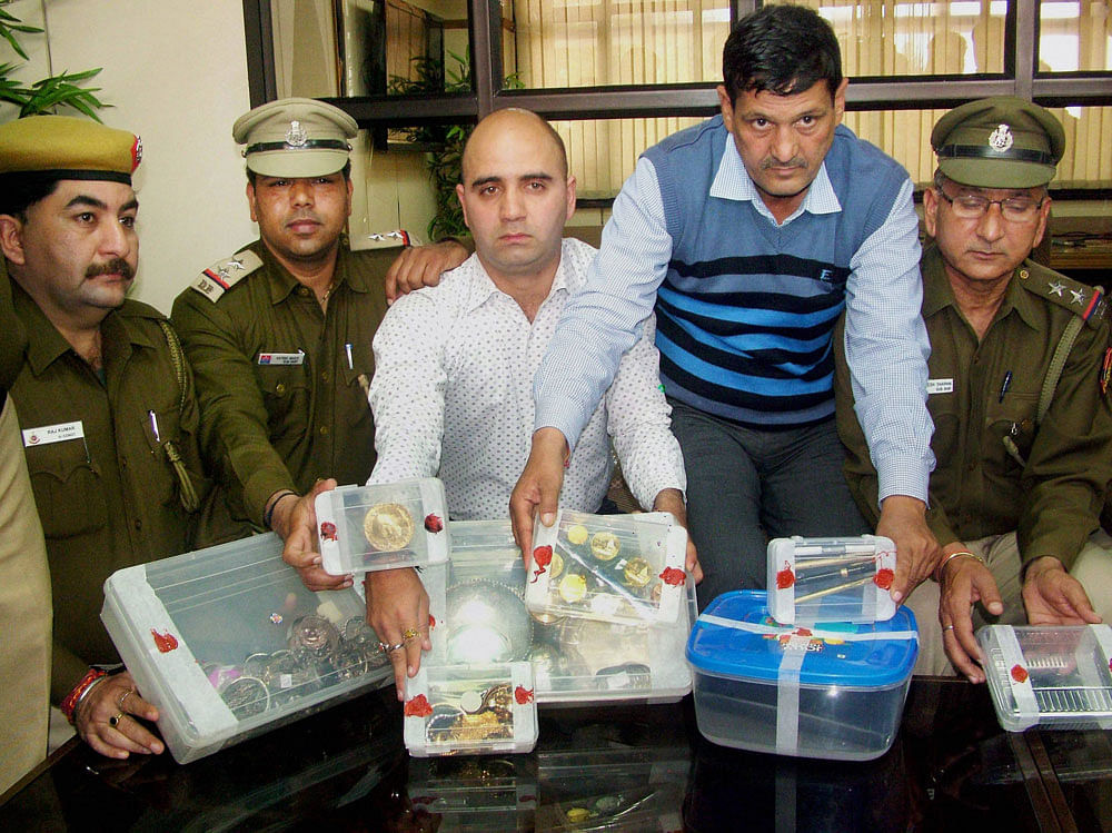 Police show Nobel Prize replica along with the jewelery and other articles recovered after the arrest of three accused at PHQ in New Delhi on Sunday. PTI Photo