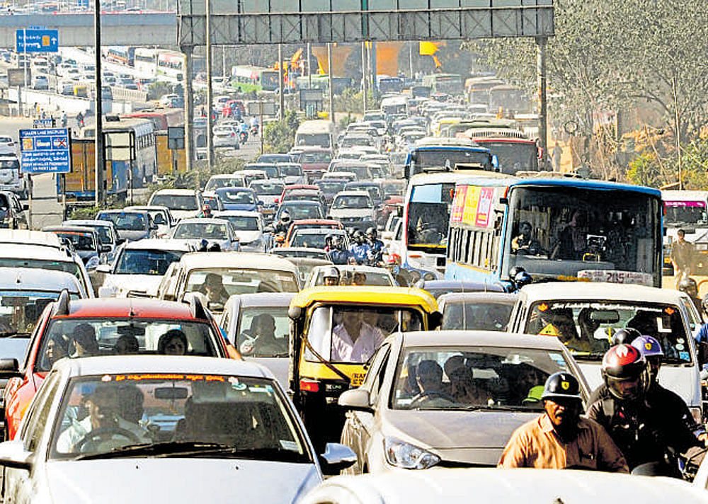 Severe traffic congestion at Hebbal on the last day of Aero India 2017 in Bengaluru on Saturday.  DH PHOTO/ Kishor Kumar Bolar