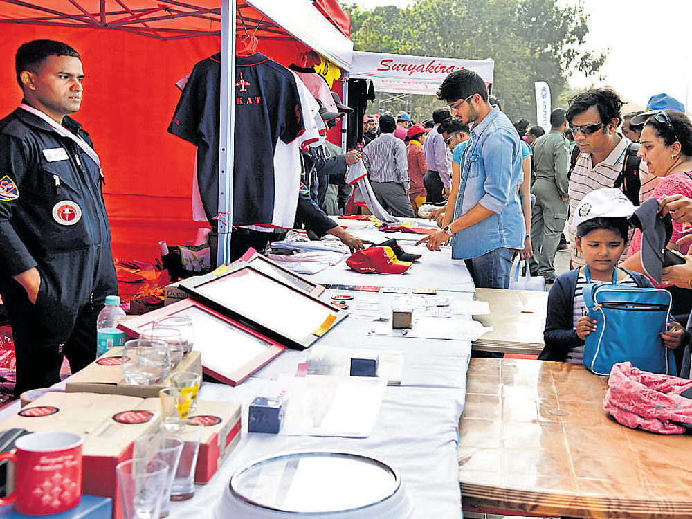 The stalls selling souvenirs attracted curious onlookers and passionate collectors. DH photos by B K Janardhan