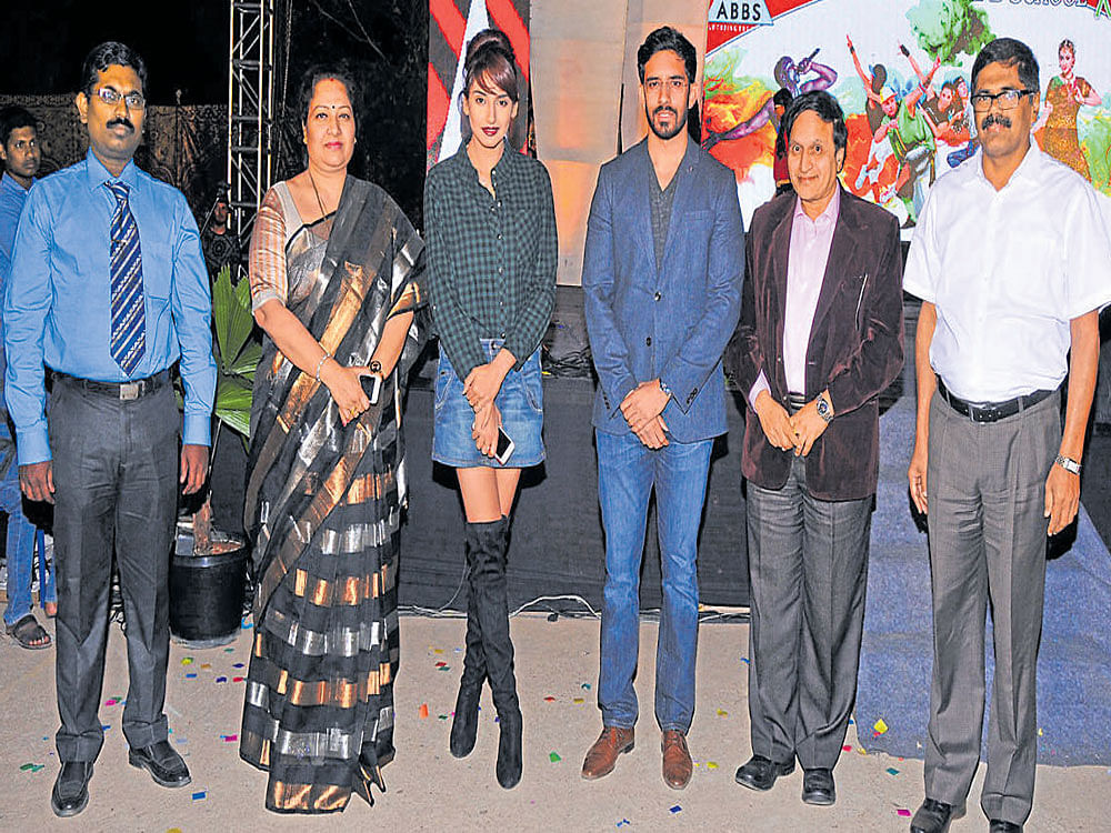 lively gathering Actor Ragini Dwivedi (centre) with faculty members.