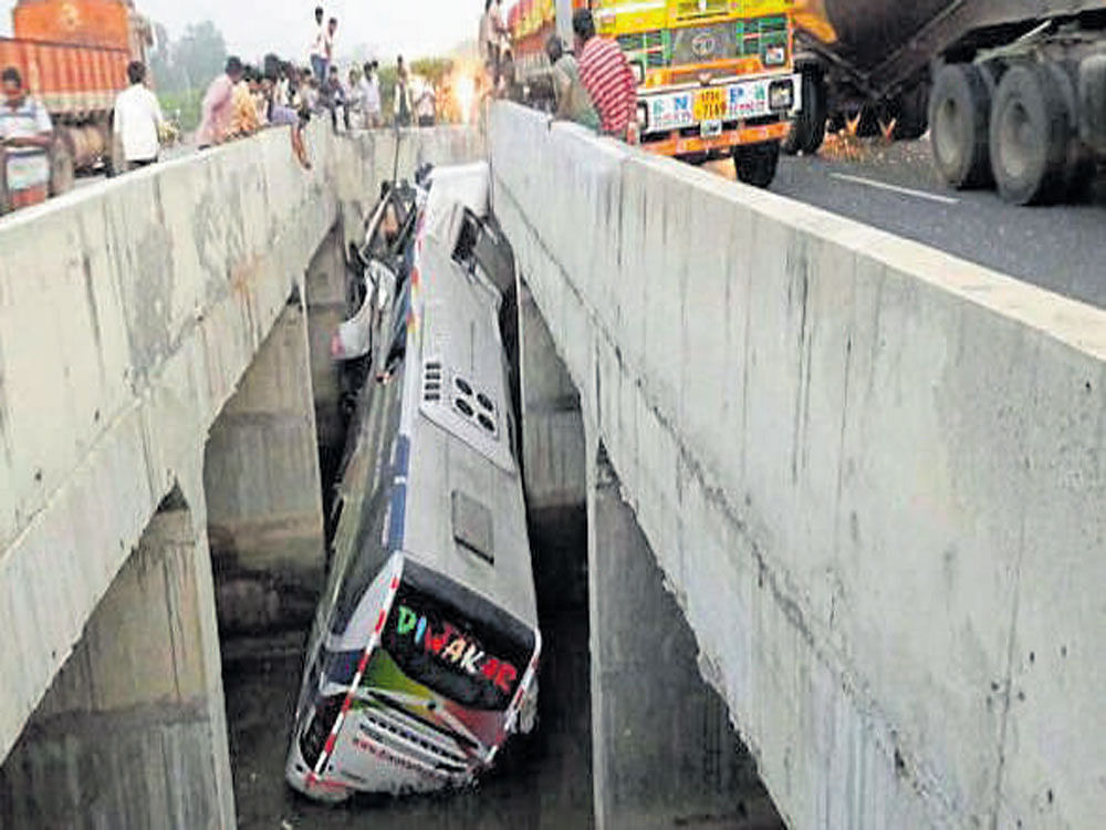 The bus fell into a narrow gap between two parallel bridges.