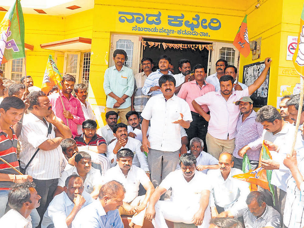 BJP workers stage a protest after laying siege to the Nada Kacheri at Sakharayapatna, Kadur taluk, on Wednesday.