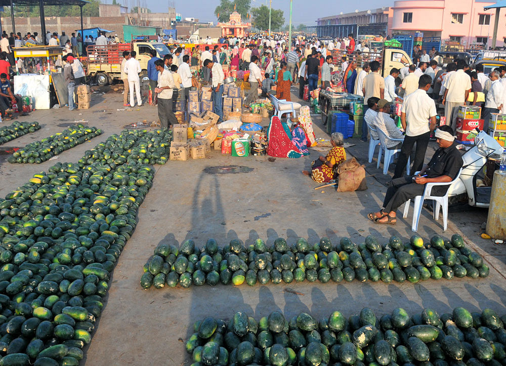 Karnataka Agricultural Produce Marketing Committee  (Regulation and Development) Act makes it mandatory for farmers to sell their produce only to licensed merchants  at APMC mandis by paying the commission and other charges. DH&#8200;File photo