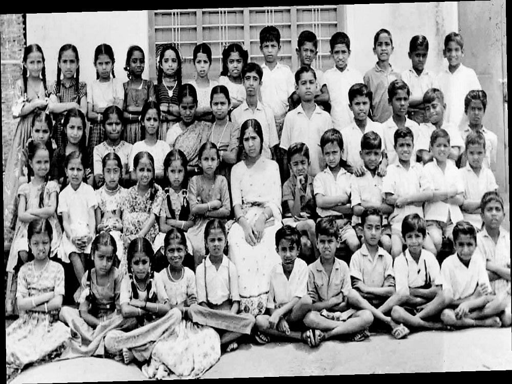 (Sitting, front row, from left) Gayathri S C, Bhargavi, Premkumari, Vijaya, Indira, Sri Sri Ravishankar and Shankar (eighth). (Second row) Vathsala, Uma, Vijayalakshmi, Annapoorna, Indira N, Nachiyar, Mrs Nagalakshmi (class teacher),  Ravikumar P, Lakshman, Swamy, Prakash and Raghunath. (Standing) Padmini, Leela, Usha, Bhanumathi (fifth) and Ramamani (sixth). (Standing, last row) Prema, Bharathi, Gayathri M G, Uttara, the author and Seeta Vallabhi (sixth).