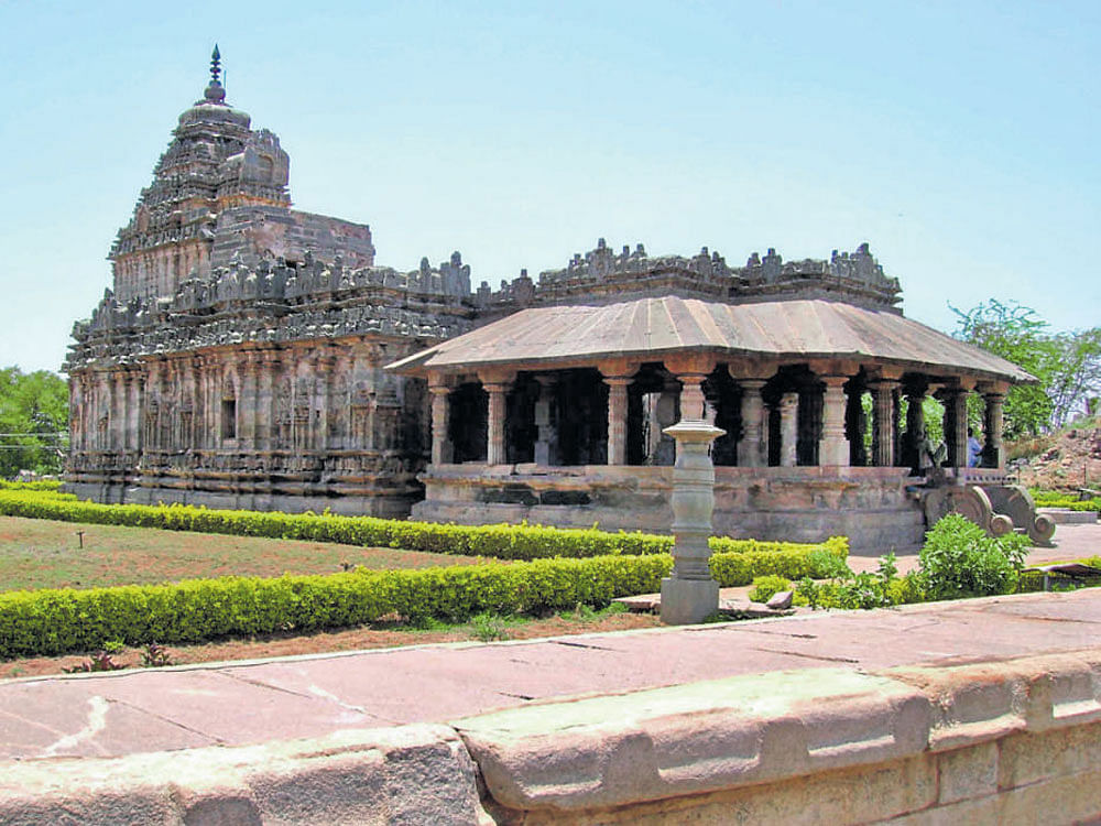 Lakkundi, Gadag district, was once the capital of Chalukyas of Kalyani and the birthplace of Attimabbe who patronised and encouraged Kannada literature and promoted Jainism.