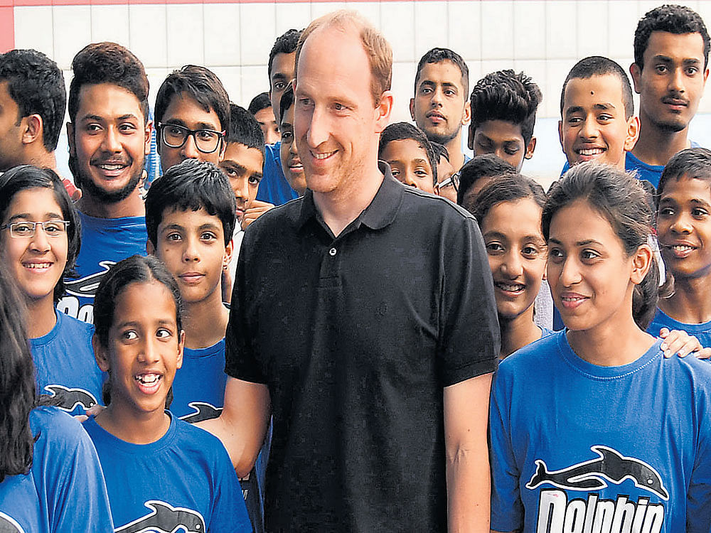 TOUCH OF CLASS Two-time open water Olympic medallist Thomas Lurz with the trainees of Dolphin Aquatic Centre in Bengaluru. Lurzwon the bronze medal at the Beijing Games before claiming a silver at London. DH PHOTO