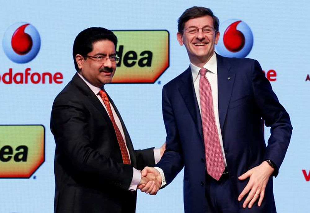 Kumar Mangalam Birla (L), chairman of Aditya Birla Group, shakes hands with Vittorio Colao, CEO of Vodafone Group, after a news conference in Mumbai, India March 20, 2017. REUTERS