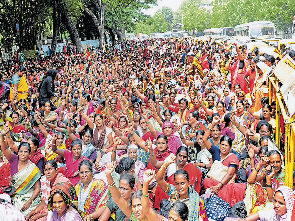 Thousands of anganwadi workers stage a protest in Bengaluru on Tuesday, seeking fulfilment of their demands. dh photo
