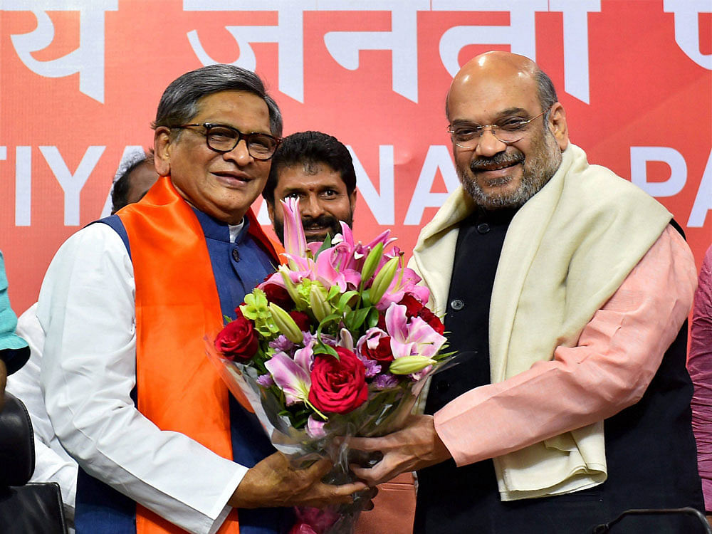 BJP president Amit Shah welcomes former Karnataka  chief minister S M Krishna into the party in New Delhi on Wednesday. DH PHOTO