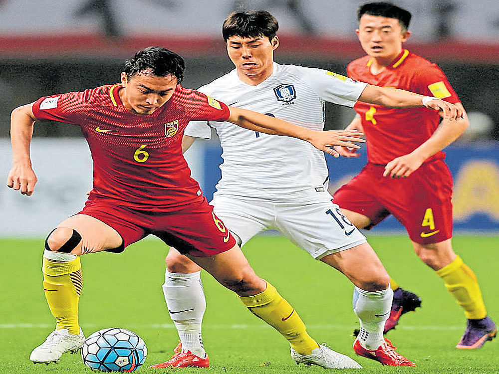 Close tie China's Feng Xiaoting (left) tries to get past Lee Jeong-hyeop of South Korea on Thursday.&#8200;AFP